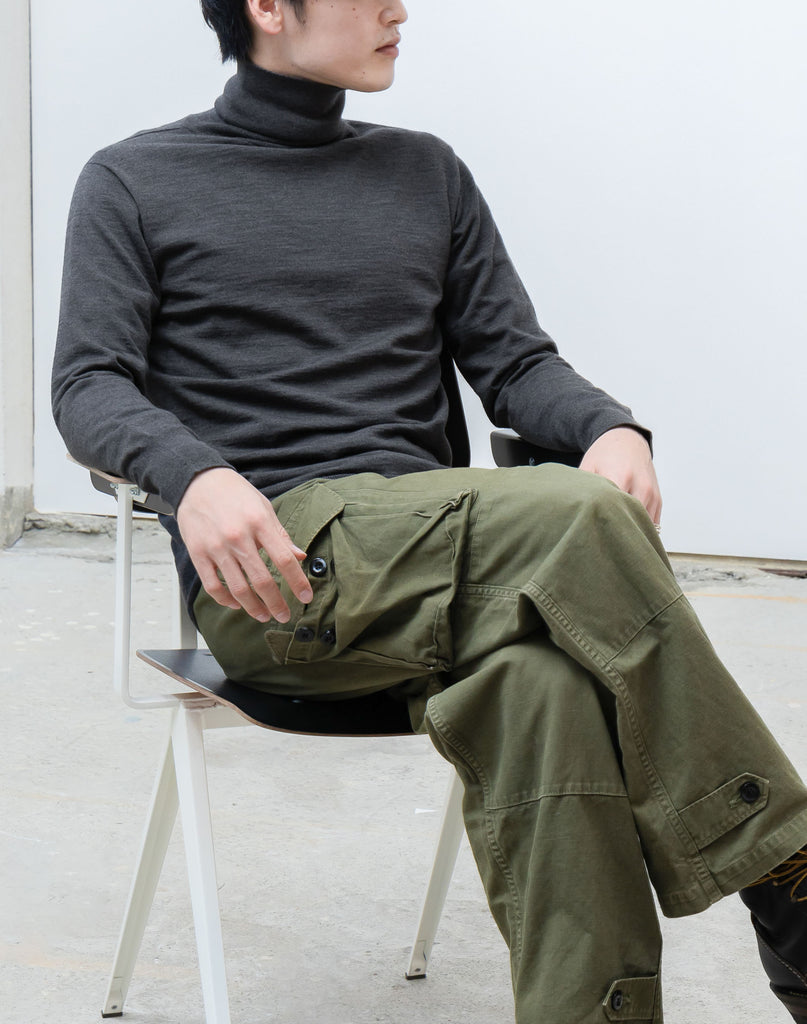 モデル：177cm　サイズ：M　色：チャコールグレー