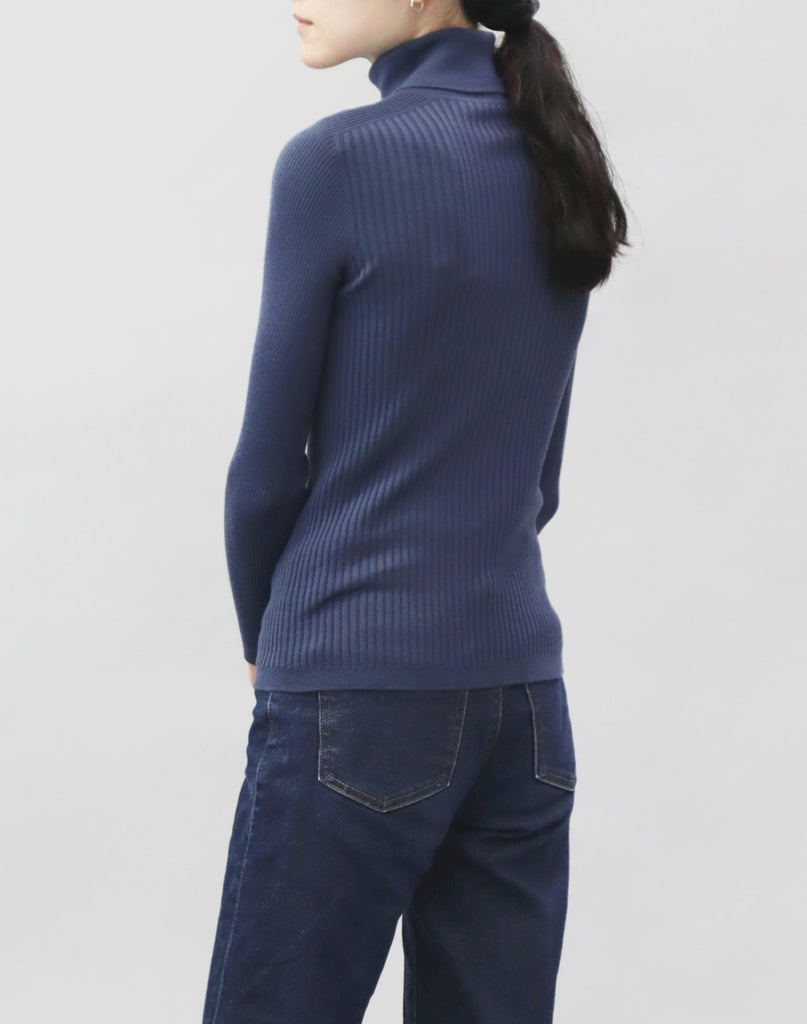 モデル：163cm　サイズ：M　色：ダークブルー