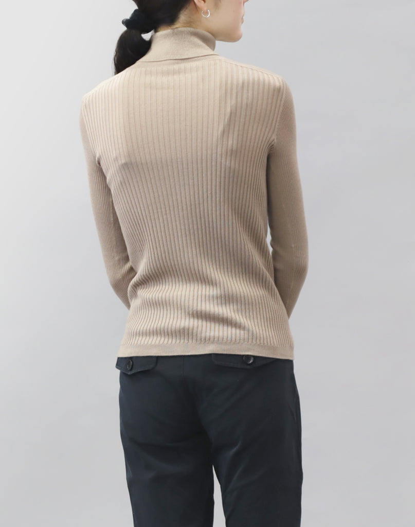 モデル：163cm　サイズ：M　色：ベージュ