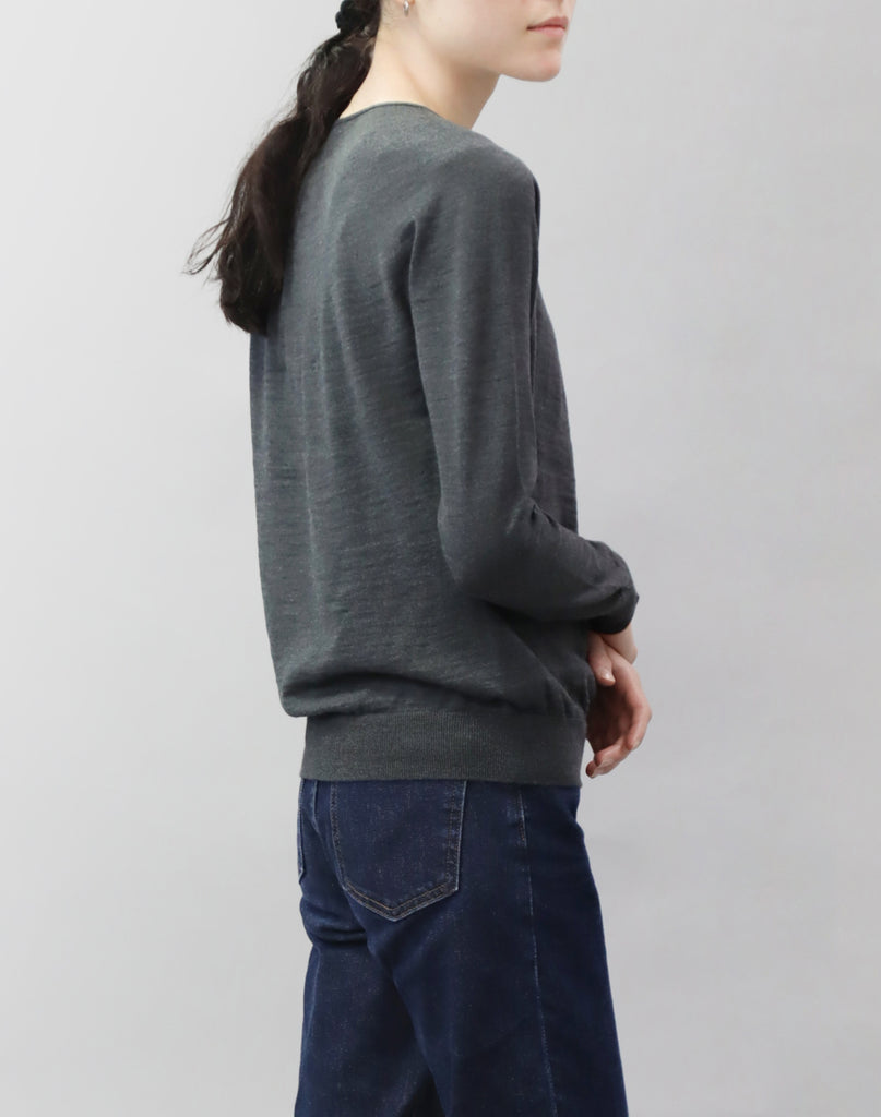 モデル：163cm　サイズ：M　色：チャコールグレー