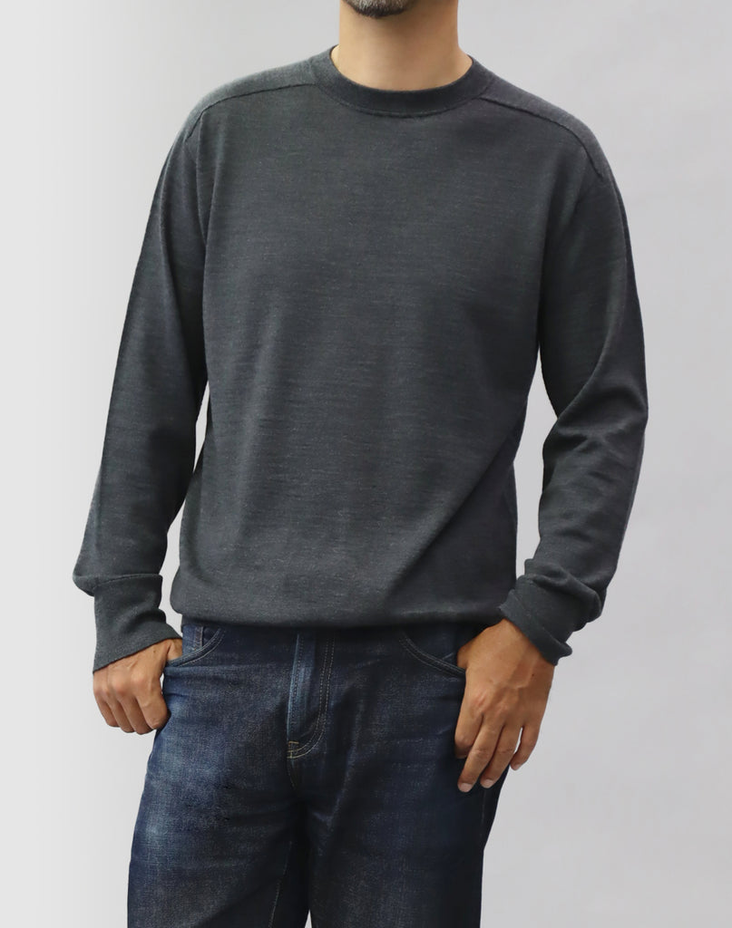 モデル：176cm　サイズ：L　色：チャコールグレー